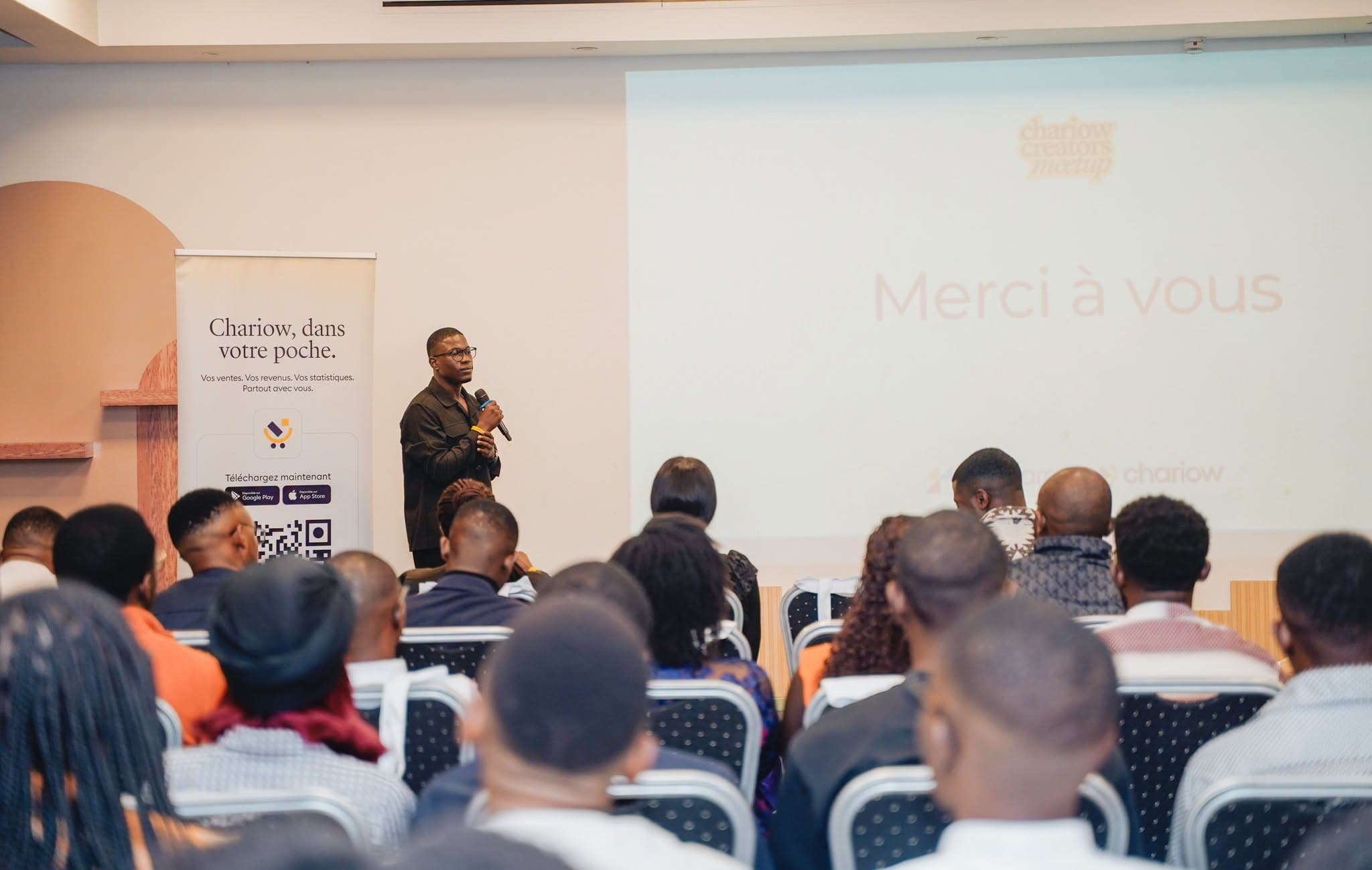 Prise de parole devant la salle, Creators Meetup à Douala